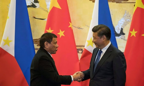 Ông Duterte gặp ông Tập Cận Bình trong chuyến công du tới Trung Quốc. Ảnh: Reuters.