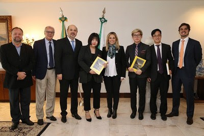 Encontro com a governadora do Paraná, Cida Borghetti (quinta da esquerda) e com o secretário de Estado de Esporte e Turismo do Paraná, João Carlos Barbiero (terceiro da esquerda) (PRNewsfoto/Explosion Studio) Encontro com a governadora do Paraná, Cida Borghetti (quinta da esquerda) e com o secretário de Estado de Esporte e Turismo do Paraná, João Carlos Barbiero (terceiro da esquerda) (PRNewsfoto/Explosion Studio)