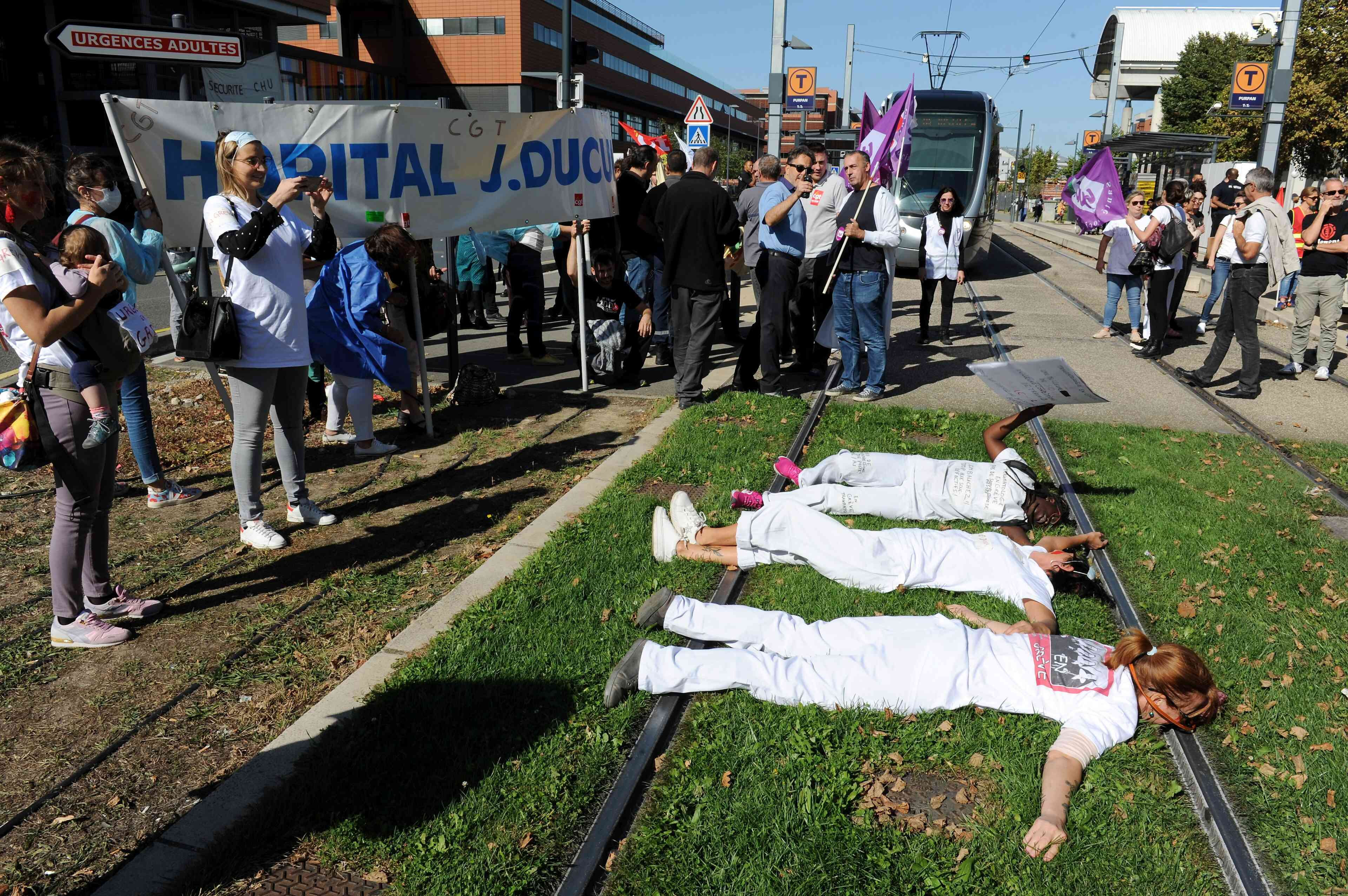 Manifestation du personnel des urgences, devant le CHU de Purpan à Toulouse, le 11 octobre.