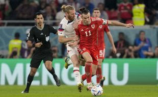 Le Gallois Gareth Bale à la lutte avec l'Américain Tim Ream, ce lundi lors de la Coupe du monde au Qatar.