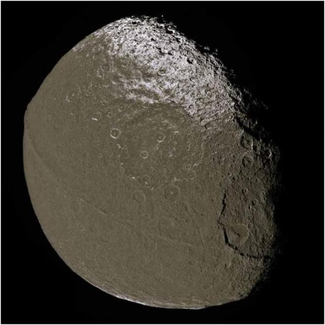 La Luna no es un satélite natural, es artificial Luna-iapetus-2-8