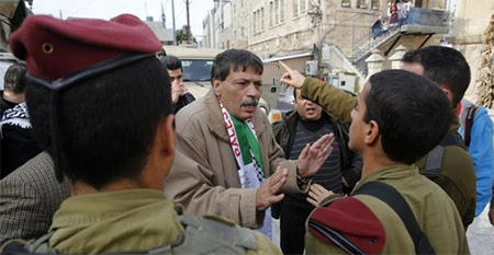 Ziad Abu Ein frente a la policia de ocupacion Ziad Abu Ein frente a la policia de ocupacion