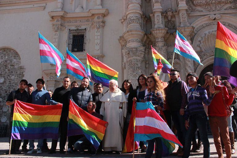 El obispo Raúl Vera (en el centro) junto a varios integrantes de la organización LGTBI San Aelredo.