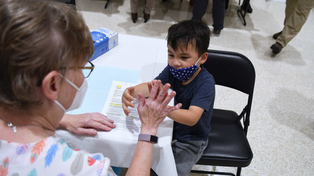 Acelerar vacinação pode evitar 430 mortes de crianças de 5 a 11 anos até abril, diz estudo