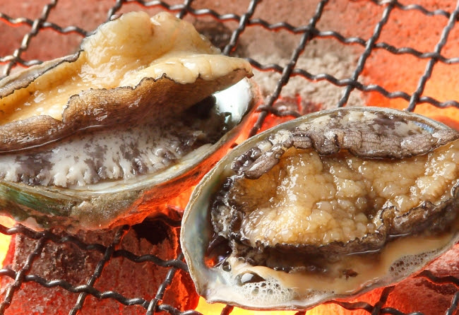 「活アワビの踊り焼き」1個500円(税別)