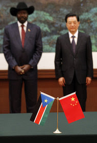 南苏丹领导人萨尔瓦・基尔和时任中国国家主席胡锦涛在一起。