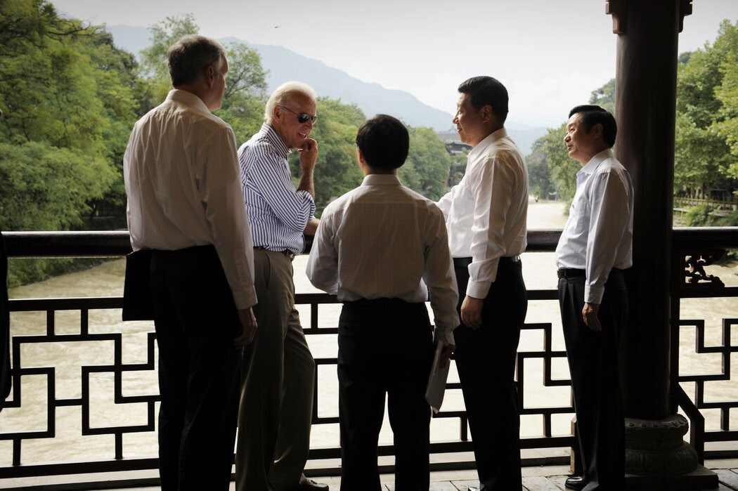2011年，美国副总统拜登与时任中国国家副主席的习近平在中国都江堰会晤。