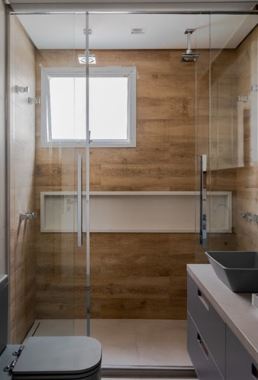 Nesse elegante banheiro de casal, a arquiteta Mari Milani incluiu dois chuveiros, permitindo o banho simultâneo dos dois | FOTO: Erika Urbino