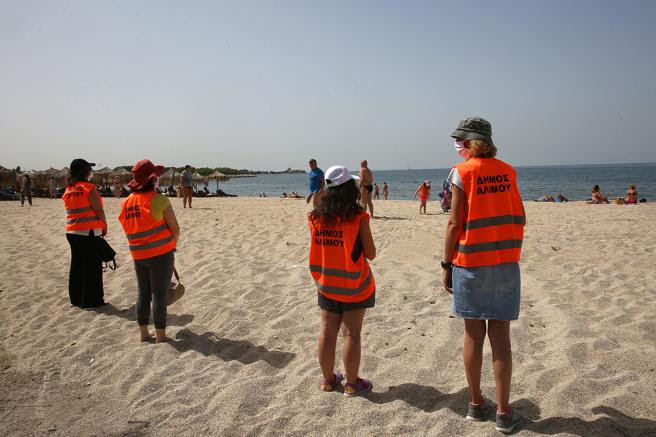 Vigilantes de seguridad en las playas de Grecia.