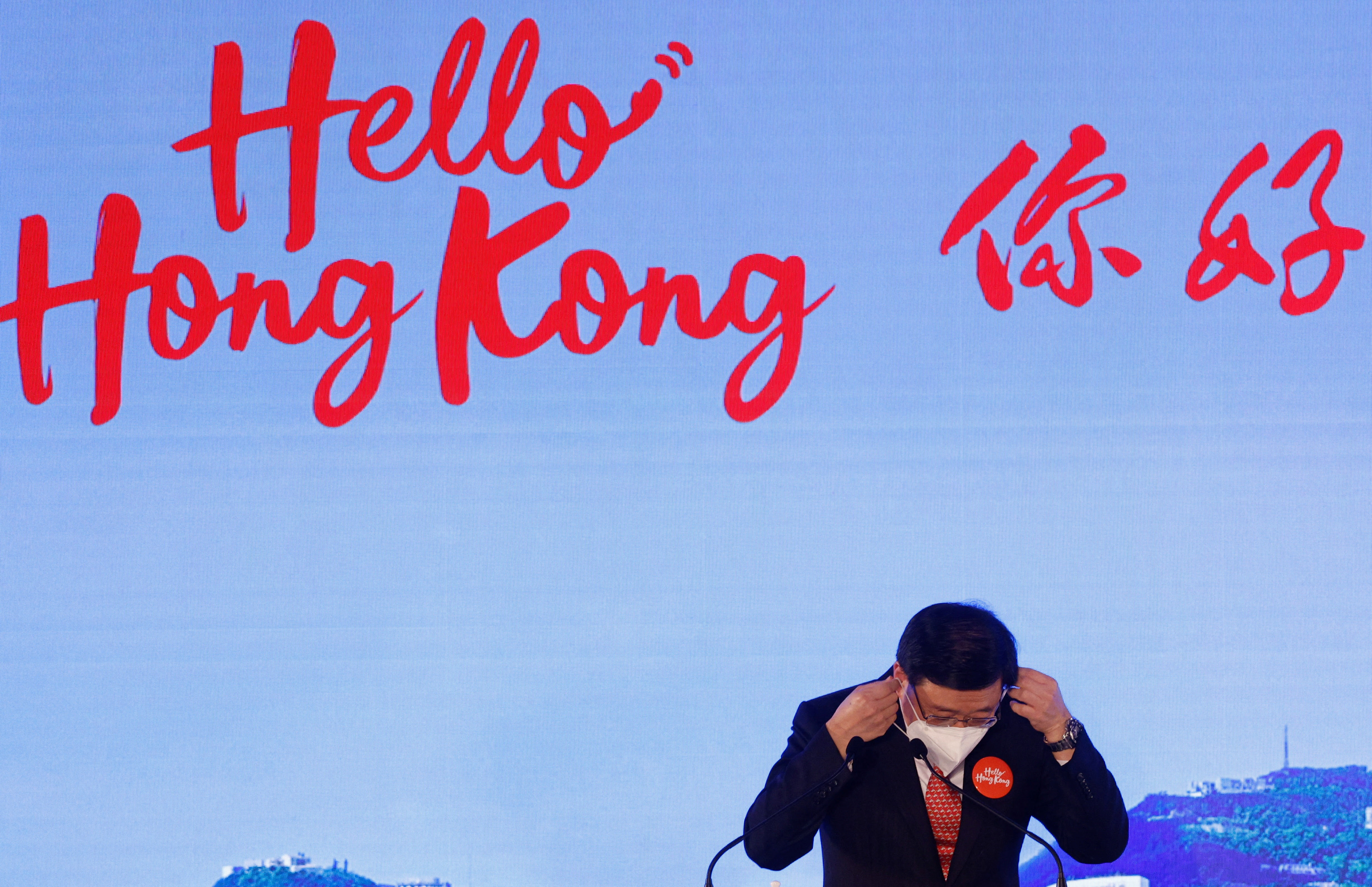 John Lee se ajusta su máscara protectora tras un acto de la campaña Hello Hong Kong para promover el turismo de la ciudad en Hong Kong, China, 2 de febrero de 2023. REUTERS/Tyrone Siu