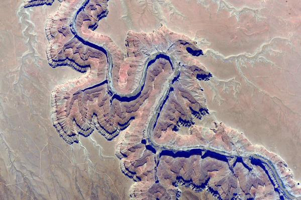 Is this a ridge or a canyon? Relief inversion
plays tricks on the brain with this image of the Colorado River in Arizona. Photo: NASA