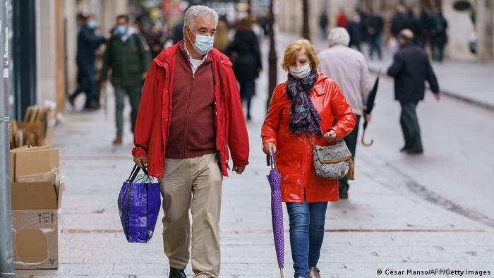 Espanhóis caminham na cidade de Burgos