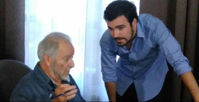Julio Anguita y Alberto Garzón conversan tras la participación de ambos en los cursos de verano de El Escorial.- A.I.