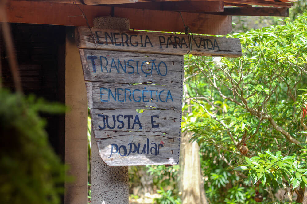 Placa de madeira pendura com a frase