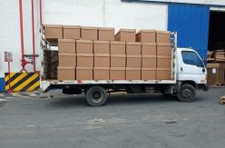 Ecuador distribuye ataúdes de cartón en Guayaquil y crea un teléfono para solicitar la recogida de cadáveres en casa