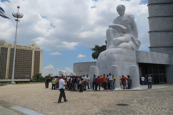 Grupo de trabajadores  visita la expo "Fidel es Fidel"
