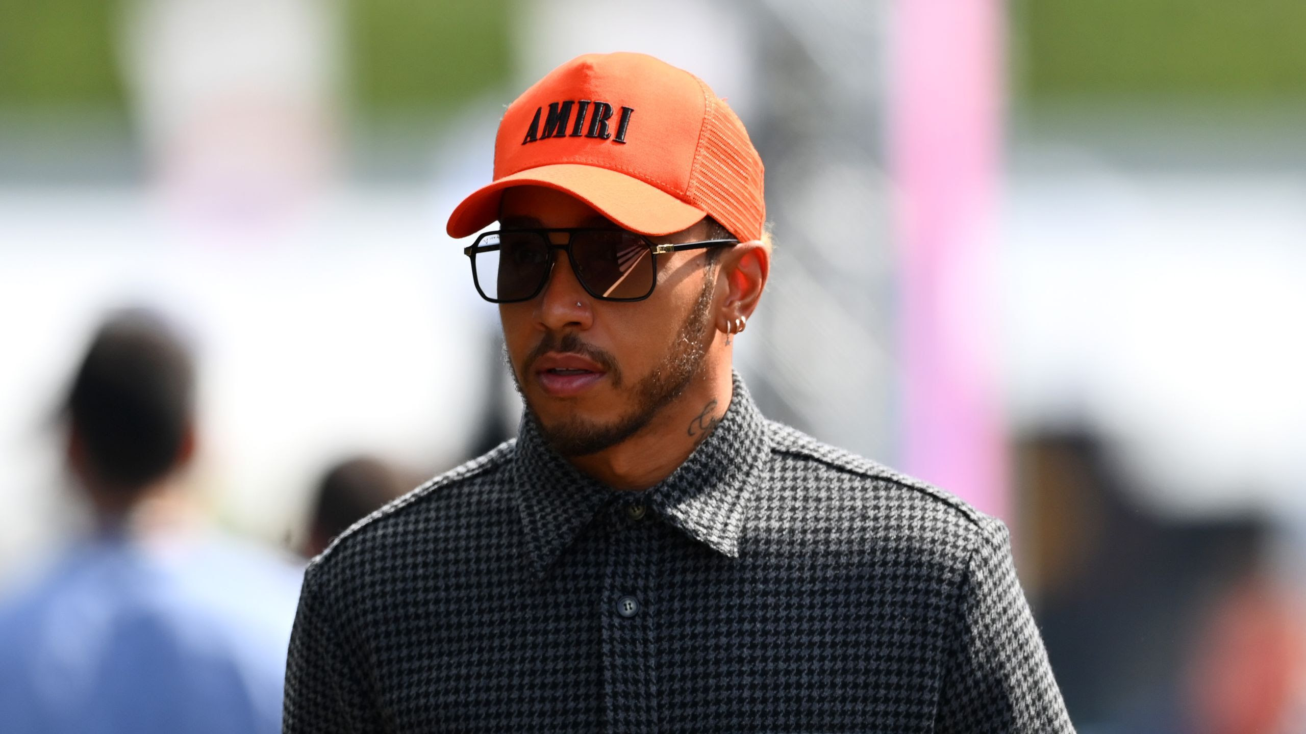 Lewis Hamilton en el paddock durante el Gran Premio de EmiliaRomaña de F1.