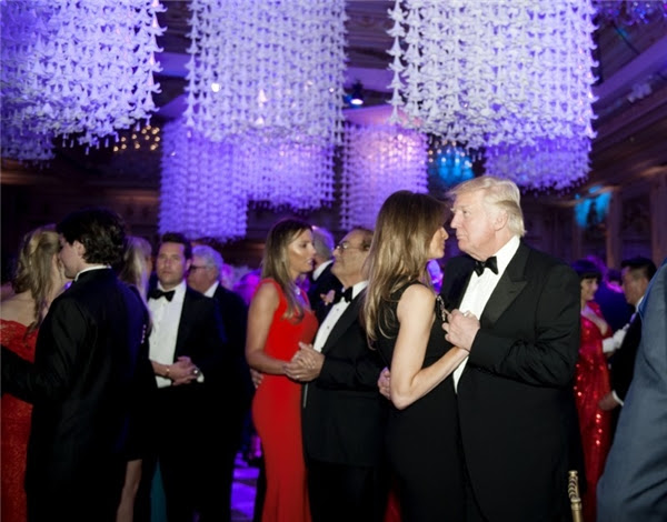 Donald Trump cùng vợ khiêu vũ theo điệu nhạc Natural Woman trước thời khắc đồng hồ điểm 12 giờ.
