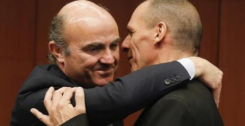 El ministro de Economía español, Luis de Guindos, saludo a su homólogo griego, Yanis Varufakis. - EFE