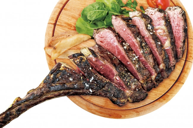 塾成牛は、
骨ごと熟成させることで肉のポテンシャルを最大限に引き出せる。
複数人でシェアできる骨付きステーキも用意。