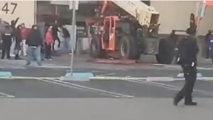 Những kẻ cướp bóc sử dụng một chiếc xe nâng để xông vào một cửa hàng ở TP Fairfield, bang California. (Ảnh: YouTube)