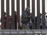 Un oficial de Aduanas y Protección Fronteriza de Estados Unidos camina a lo largo de la frontera con México. Foto: Greg Bull/ AP. frontera-eeuu-mexico-caravana-migrantes-greg-bull-ap
