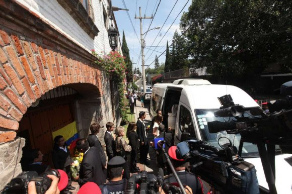 Una comitiva con las cenizas del escritor colombiano ha salido de su casa con dirección hacia el Palacio de Bellas Artes. Foto: EFE.