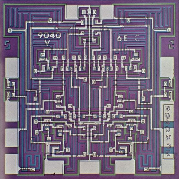El folleto conmemorativo de la planta en Shiprock incluía un circuito integrado Fairchild 9040, Foto el Museo de Historia de la Computación