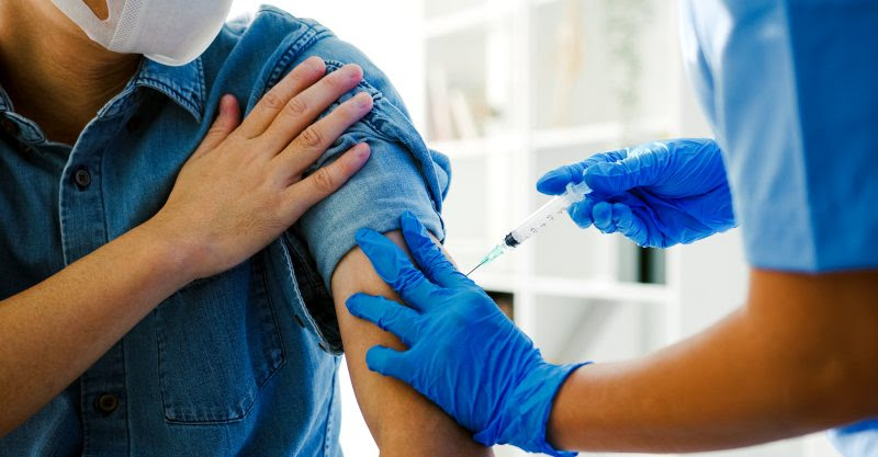 Scientists Challenge Health Officials on Vaccinating People Who Already Had COVID Scientists-challenge-covid-vaccine-feature-800x417