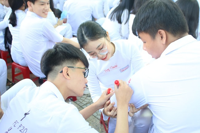 Học sinh Đà Nẵng ôm nhau khóc ngày chia tay tuổi học trò - Ảnh 1.