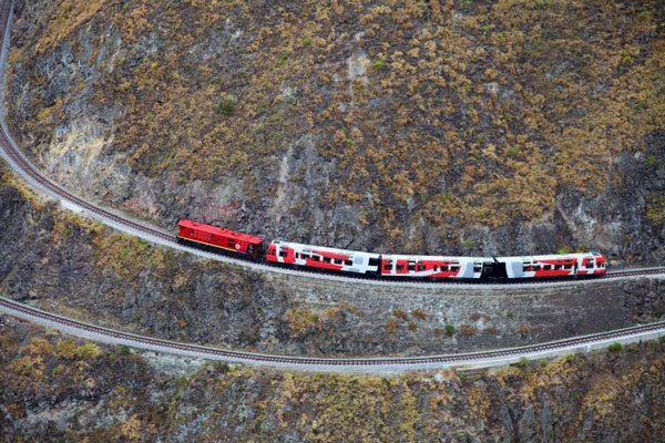 perierga.gr - "Η μύτη του διαβόλου": Ο πιο δύσκολος σιδηρόδρομος στον κόσμο!