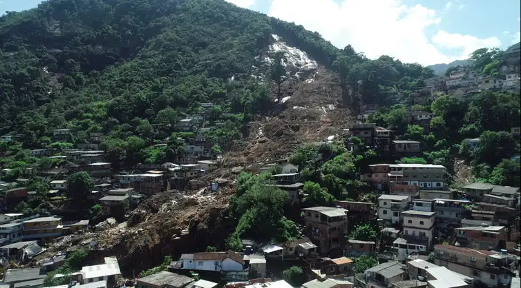 TV Brasil Imagens de drone das áreas de deslizamento de encosta em Petrópolis, em decorrência das fortes chuvas que atingiram a região serrana do Rio de Janeiro