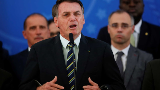 Bolsonaro volta a desafiar Supremo ao exaltar apoio militar