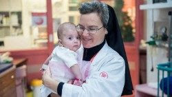 Caritas Baby Hospital, Betlemme. Suor Lucia Corradin con in braccio un bimbo