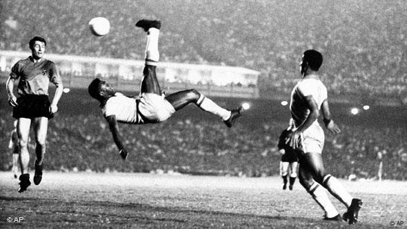 Pelé finaliza de bicicleta durante um amistoso contra a Bélgica, em 1965, no Maracanã