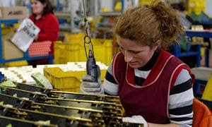 Las mujeres constituyen el 90% de la plantilla de una fábrica italiana en Albania.