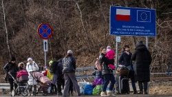 Profughi in fuga dall'Ucraina (Afp)