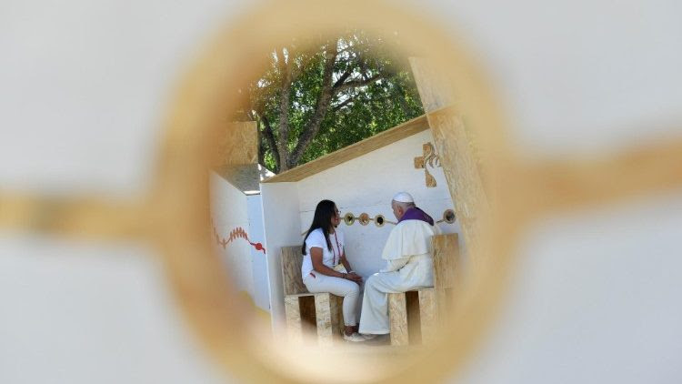 Il Papa confessa alcuni giovani al Parque Vasco de Gama di Lisbona. Qui è con Yesvi, dal Guatemala