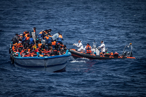 MOAS và hải quân Italy phối hợp cứu các tàu di cư trên biển. Ảnh: MOAS