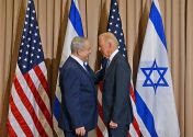 Israeli Prime Minister Benjamin Netanyahu (L) meets with U.S. Vice President Joe Biden, at the annual meeting of the World Economic Forum (WEF) in Davos on January 21, 2016.