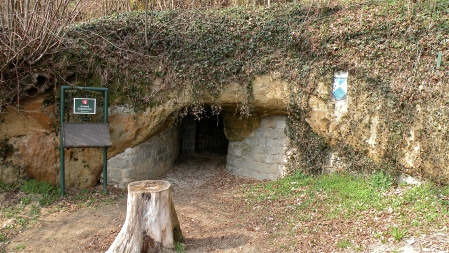 Entrada para o Erdstall em Perg, Áustria. O túnel abrange a Áustria e Alemanha, porém segundo Dr. Kusch, há uma ligação entre túneis que vão desde a Escócia até a Turquia. By Pfeifferfranz