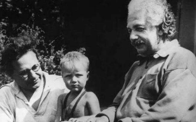 Cách giáo dục khắc nghiệt và lạnh lùng của Albert Einstein khiến con trai tới cuối đời vẫn oán hận: Có người cha thiên tài chẳng ích gì! Cách giáo dục khắc nghiệt và lạnh lùng của Albert Einstein khiến con trai tới cuối đời vẫn oán hận: Có người cha thiên tài chẳng ích gì!