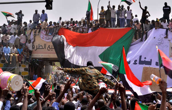 Un officier est porté par la foule après l’annonce de la mise en place d’une période de transition menée par les militaires, à Khartoum, le 11 avril.
