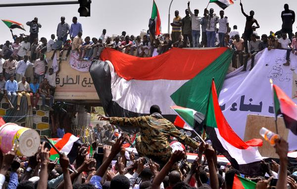 Un officier est porté par la foule après l’annonce de la mise en place d’une période de transition menée par les militaires, à Khartoum, le 11 avril.