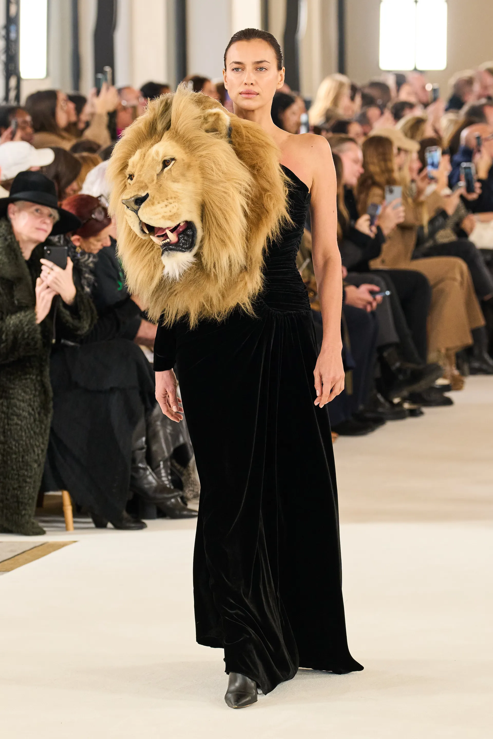 Schiaparelli desciende a los infiernos en su último desfile de Alta Costura