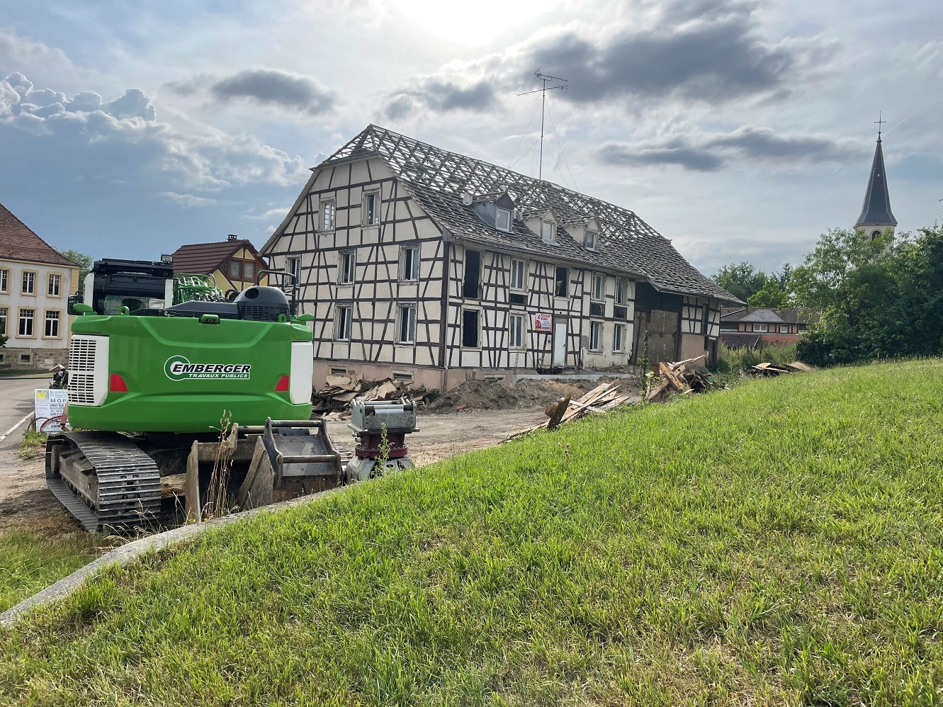 Démolition d'une maison à Roppentzwiller