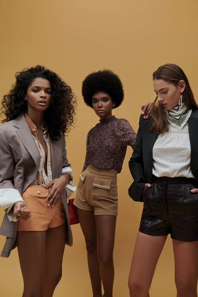 mujeres posando ropa invierno tres mujeres posando pantalones cortos blazers camisas