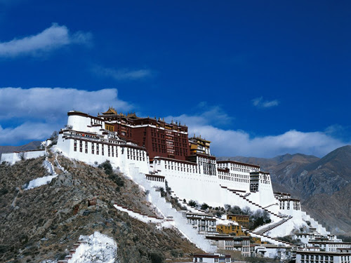 Lhasa, capital of southwest China's Tibet Autonomous Region, is to apply for the city's old town to be awarded world cultural heritage status.