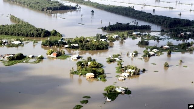 Toàn bộ nhà cửa bị nhận chìm trong trận lụt năm 2011 ở Long An. Trung tâm Dự báo Khí tượng Thủy văn cảnh báo Việt Nam có thể hứng chịu nạn lũ lụt trầm trọng sau khi trải qua hạn hán nặng nề.
