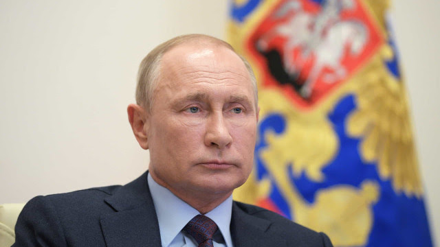 Putin tenta estimular vacinação, mas faz segredo sobre dose que recebeu